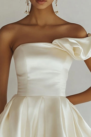 Robe de graduation chic blanche à volants à une épaule